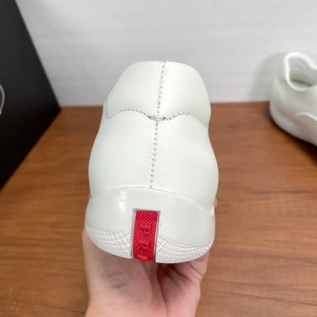 💰720 Code: YS003342 Prada/Prada men's new leather sneakers. This sneaker is made of imported calf leather, with a two-jointed Oxford shoe upper design, inspired by classic aesthetic concepts. Equipped with 3.5cm iconic red label lightweight elastic rubber soles, fabric and cowhide mixed lining, and silk-printed logo cowhide foot pads. The style is versatile and durable, comfortable and breathable, and comes with a full set of original packaging dust bags! Size: 39-40-41-42-43-44 Standard leather shoe size (45 can be customized but returns and exchanges are not supported) Item number: 4E0770 White